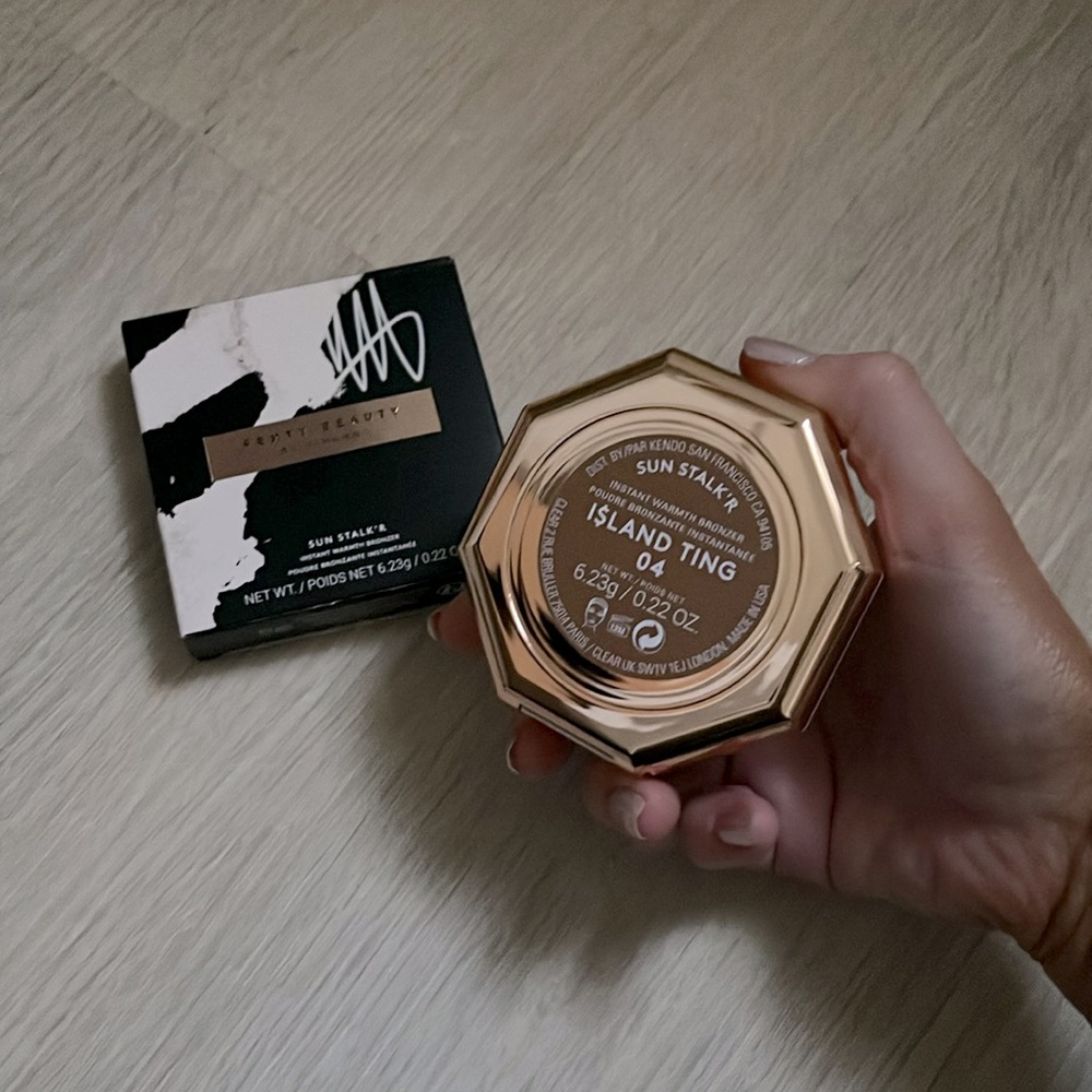 Fenty Beauty by Rihanna 
Sun Stalk'r Instant Warmth Bronzer - Island Ting 04 - Picture 2 of 3